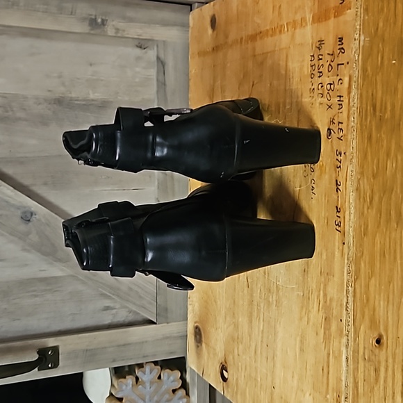 Size 9 ankle bootie - Picture 7 of 8